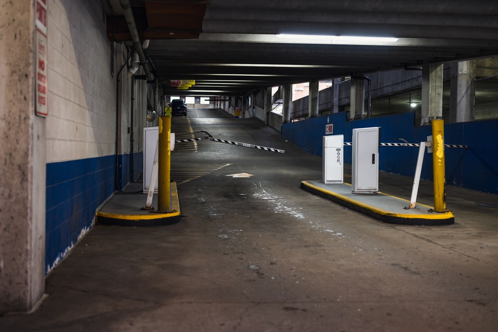 Rampe en pente menant à un parking enterré, point par lequel l'eau de ruissellement gagne les niveaux inférieurs