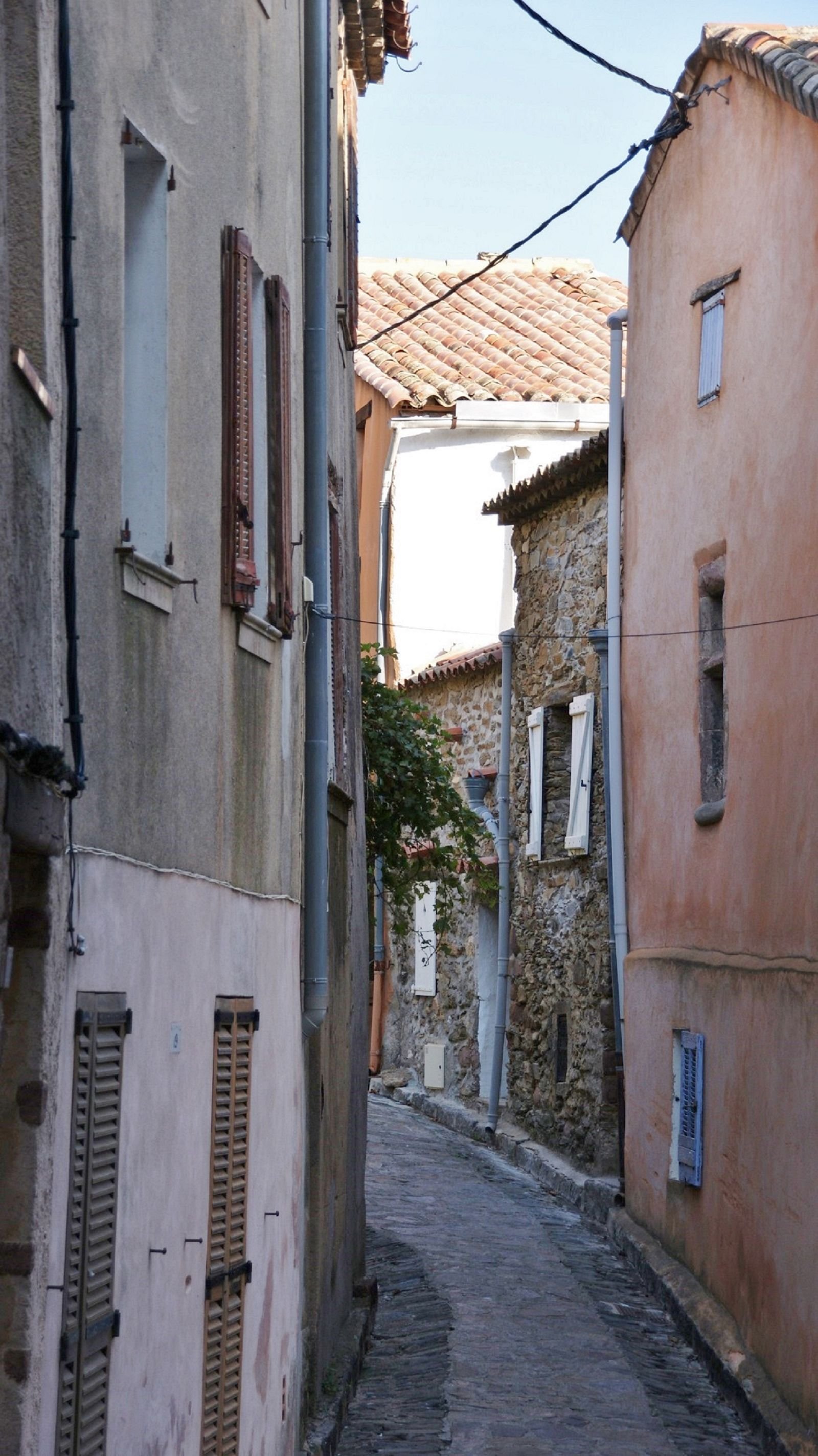 Venelle bordée de façades anciennes à La Garde-Freinet dans le Var, typique des accès contraints du bâti provençal